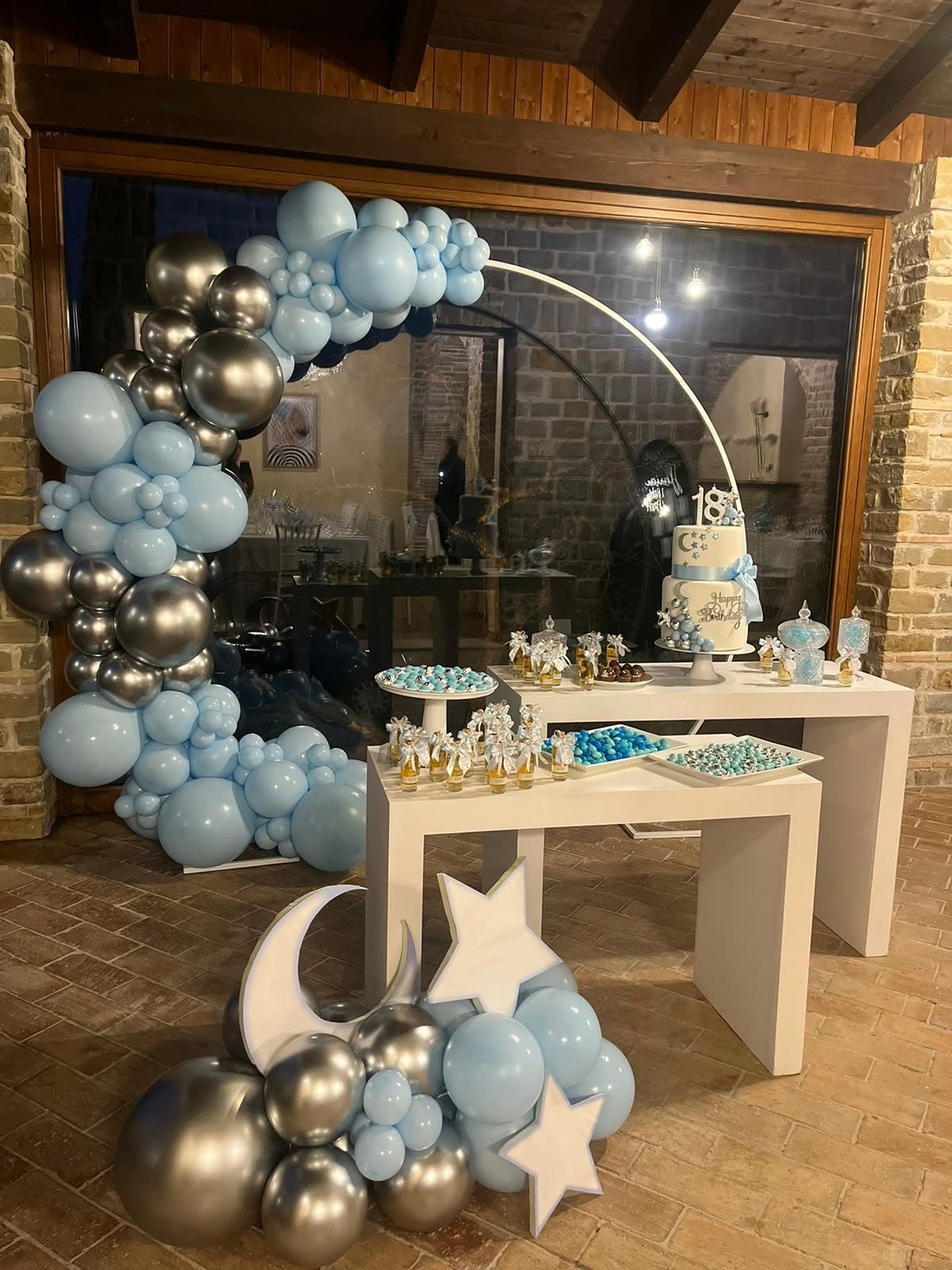 Allestimento di una festa con palloncini e confettata nella sala in pietra
