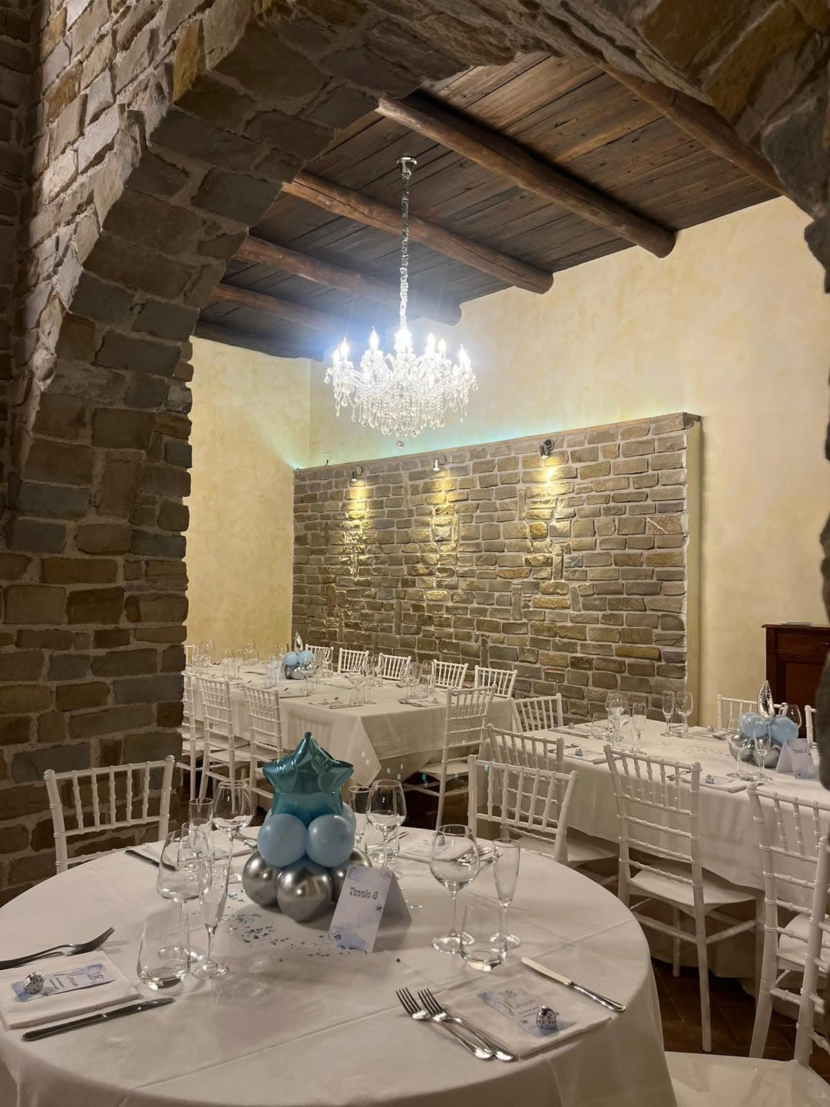 Sala interna con soffitto in travi di legno e muri in pietra